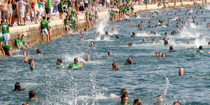 Preko tisucu Zadranki, Zadrana i njihovih gostiju danas su sa zadarske rive skakali sesto izdanje milenijskog skoka – dm millenium jump, zabavnu i humanitarnu manifestaciju koja je odavno presla granice Hrvatske i postala prepoznatljiv zadarski brand. Fot Preko tisucu Zadranki, Zadrana i njihovih gostiju danas su sa zadarske rive skakali sesto izdanje milenijskog skoka – dm millenium jump, zabavnu i humanitarnu manifestaciju koja je odavno presla granice Hrvatske i postala prepoznatljiv zadarski brand. Fot