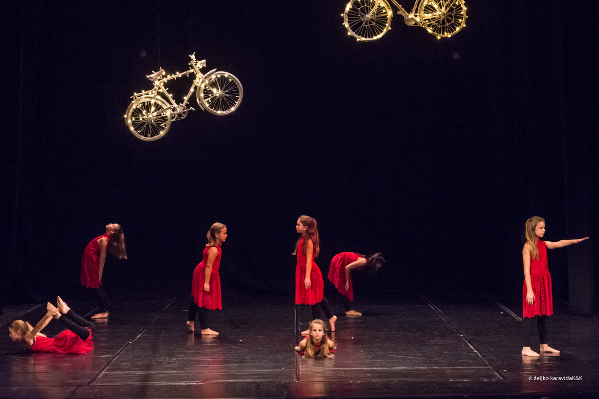 Božićna čestitka plesnog odjela Glazbene škole Blagoje Bersa