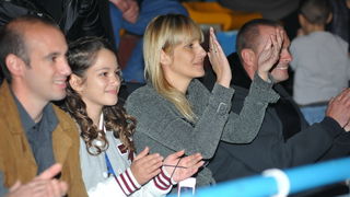 Zadar, 211112
Dvorana Jazine.
Humanitarni koncert za obitelj Vukic iz zadarskih arbanasa koja ce, ukoliko se ne skupe potrebna sredstva, uskoro biti delozirana iz svog doma.
Na fotografiji: Tina Vukic Karadjole.
Foto: Luka Gerlanc / CROPIX Zadar, 211112
Dvorana Jazine.
Humanitarni koncert za obitelj Vukic iz zadarskih arbanasa koja ce, ukoliko se ne skupe potrebna sredstva, uskoro biti delozirana iz svog doma.
Na fotografiji: Tina Vukic Karadjole.
Foto: Luka Gerlanc / CROPIX