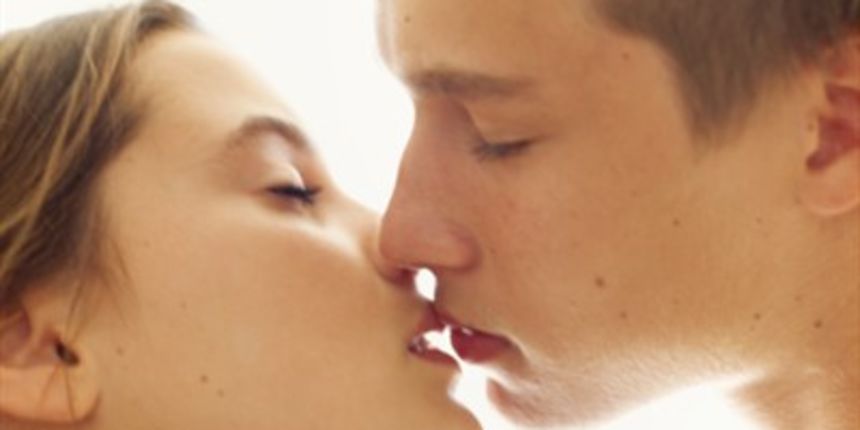 Poljubac; muskarac i zena (Tportal.hr)