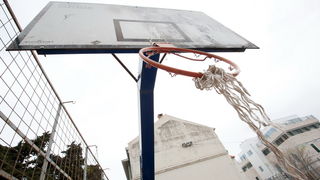 Zadar, 140412
Kosarkaska igralista i na njima postavljeni kosevi po citavom Zadru, koji se dici imenom “Grad kosarke”, su u jako losem stanju i/ili sluze kao parkiraliste.
Na fotografiji: na pokretnoj konstrukciji kosa u zadarskom kvartu Kampo Kastelo na Zadar, 140412
Kosarkaska igralista i na njima postavljeni kosevi po citavom Zadru, koji se dici imenom “Grad kosarke”, su u jako losem stanju i/ili sluze kao parkiraliste.
Na fotografiji: na pokretnoj konstrukciji kosa u zadarskom kvartu Kampo Kastelo na
