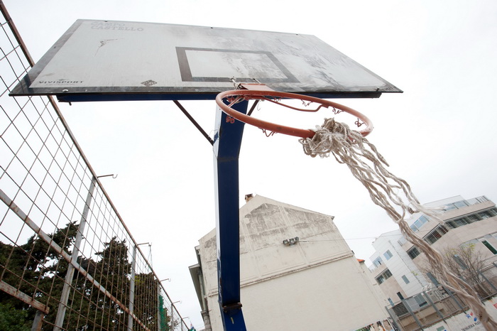 Zadar, 140412
Kosarkaska igralista i na njima postavljeni kosevi po citavom Zadru, koji se dici imenom “Grad kosarke”, su u jako losem stanju i/ili sluze kao parkiraliste.
Na fotografiji: na pokretnoj konstrukciji kosa u zadarskom kvartu Kampo Kastelo na Zadar, 140412
Kosarkaska igralista i na njima postavljeni kosevi po citavom Zadru, koji se dici imenom “Grad kosarke”, su u jako losem stanju i/ili sluze kao parkiraliste.
Na fotografiji: na pokretnoj konstrukciji kosa u zadarskom kvartu Kampo Kastelo na
