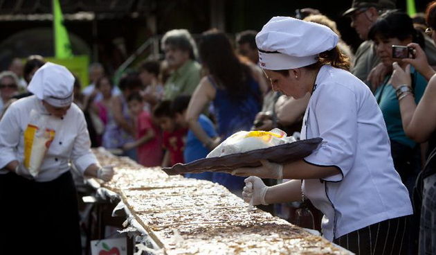Pripremili najdužu pitu od jabuka, foto: (Xinhua/Martin Zabala