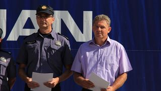U prigodi Dana hrvatske policije i njihovog zaštitnika Sv.Mihovila danas je u PU Zadarskoj održana prigodna svečanost.U nastavku svečanosti, pokaznu vježbu samoobrane izveli su pripadnici interventne jedinice PU Zadarske te su podijeljena priznanja nagrađ U prigodi Dana hrvatske policije i njihovog zaštitnika Sv.Mihovila danas je u PU Zadarskoj održana prigodna svečanost.U nastavku svečanosti, pokaznu vježbu samoobrane izveli su pripadnici interventne jedinice PU Zadarske te su podijeljena priznanja nagrađ