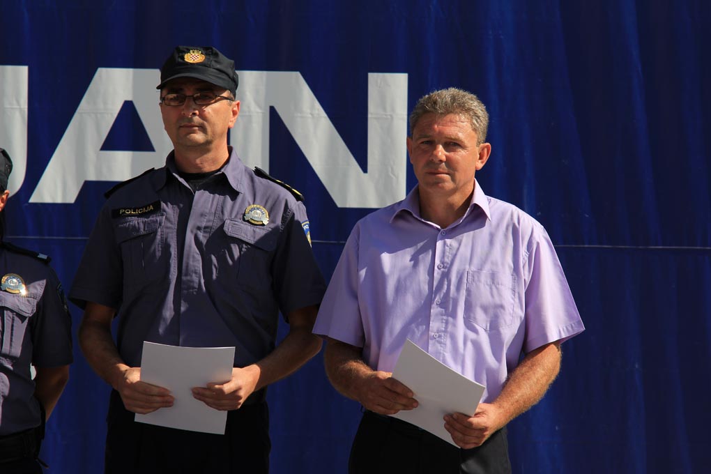 U prigodi Dana hrvatske policije i njihovog zaštitnika Sv.Mihovila danas je u PU Zadarskoj održana prigodna svečanost.U nastavku svečanosti, pokaznu vježbu samoobrane izveli su pripadnici interventne jedinice PU Zadarske te su podijeljena priznanja nagrađ U prigodi Dana hrvatske policije i njihovog zaštitnika Sv.Mihovila danas je u PU Zadarskoj održana prigodna svečanost.U nastavku svečanosti, pokaznu vježbu samoobrane izveli su pripadnici interventne jedinice PU Zadarske te su podijeljena priznanja nagrađ