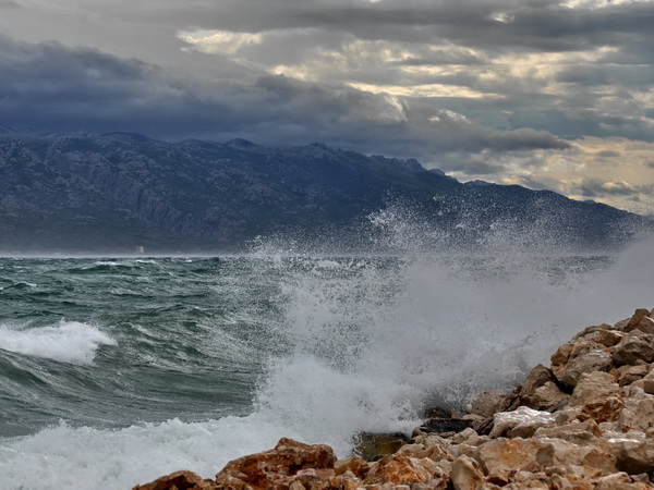 Olujna bura u Ražancu 15. srpnja 2016. Foto:Leo Kvarantan Olujna bura u Ražancu 15. srpnja 2016. Foto:Leo Kvarantan