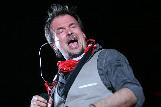 Zagreb, 220410.
U sklopu velike turneje Toleranca tour 2010 i povodom izlaska novog albuma naziva “Toleranca” Zlatan Stipisic Gibonni veceras je u KC Drazen Petrovic odrzao prvi od 2 predvidjena zagrebacka koncerta.
Na slici: Gibonni.
Foto: Neja Markicevi