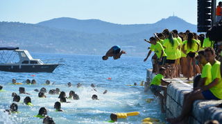 10. dm Millennium Jump na zadarskoj rivi – 3 tisuće skakača poslalo prekrasnu priču u svijet 10. dm Millennium Jump na zadarskoj rivi – 3 tisuće skakača poslalo prekrasnu priču u svijet
