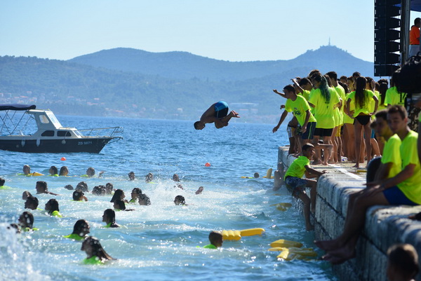 10. dm Millennium Jump na zadarskoj rivi – 3 tisuće skakača poslalo prekrasnu priču u svijet 10. dm Millennium Jump na zadarskoj rivi – 3 tisuće skakača poslalo prekrasnu priču u svijet