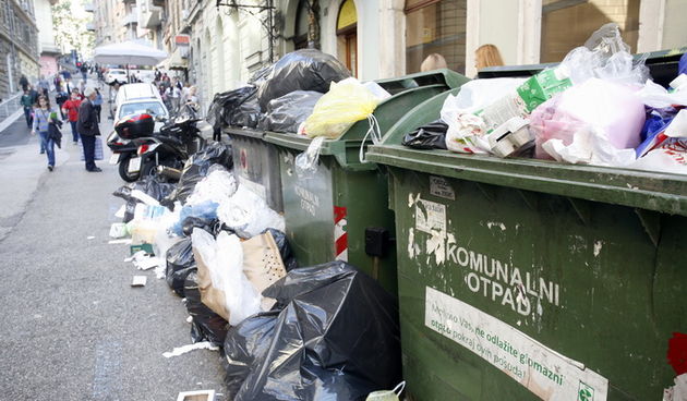 Rijeka, 241012.
Vec cetrvrti dan zaredom traje prosvijed mjestana Viskova i blokada ulaza u podrucje buduceg zupanijskog centra za gospodarenje otpadom Mariscina gdje ne dopustaju prolaz kamionima komunalnog drustva Cistoca. KD Cistoca o blokadi je obavij