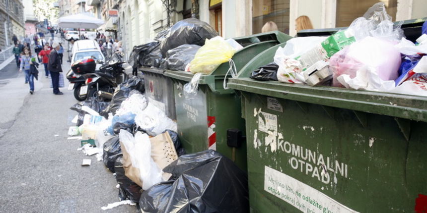 Rijeka, 241012.
Vec cetrvrti dan zaredom traje prosvijed mjestana Viskova i blokada ulaza u podrucje buduceg zupanijskog centra za gospodarenje otpadom Mariscina gdje ne dopustaju prolaz kamionima komunalnog drustva Cistoca. KD Cistoca o blokadi je obavij Rijeka, 241012.
Vec cetrvrti dan zaredom traje prosvijed mjestana Viskova i blokada ulaza u podrucje buduceg zupanijskog centra za gospodarenje otpadom Mariscina gdje ne dopustaju prolaz kamionima komunalnog drustva Cistoca. KD Cistoca o blokadi je obavij