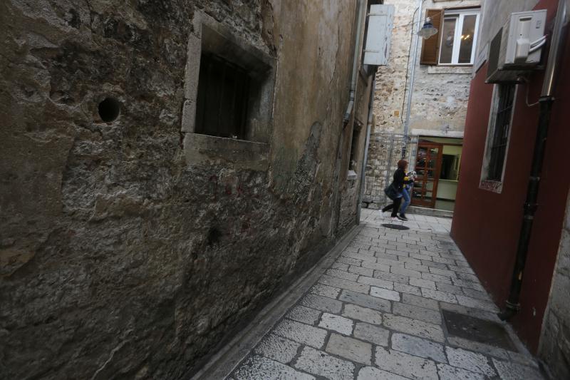 06.11.2013., Zadar – Dotrajale fasade na zgradama u centru grada. Photo: Filip Brala/PIXSELL 06.11.2013., Zadar – Dotrajale fasade na zgradama u centru grada. Photo: Filip Brala/PIXSELL