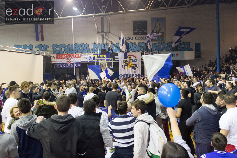 Humanitarno gledanje utakmice Zadar-Cibona (85-84) u Jazinama Humanitarno gledanje utakmice Zadar-Cibona (85-84) u Jazinama