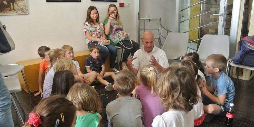 Ante Mihić mališanima pripovjedao o peteročićima Ante Mihić mališanima pripovjedao o peteročićima