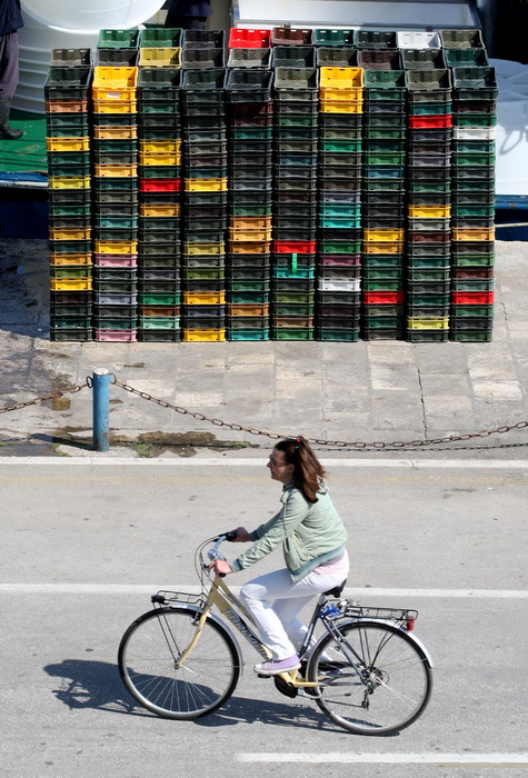 Zadar, 290312.
Proteklih dana lijepo vrijeme posluzilo je ribarima. 
Na fotografiji: ribari iskrcavaju frisku ribu na Liburnijskoj obali u Zadru.
Foto: Andrija Lucic /  Cropix