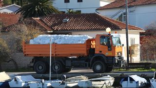 Kamioni puni snijega iz Like stigli u Veli Iž za skijašku utrku “Iška kraljica” Kamioni puni snijega iz Like stigli u Veli Iž za skijašku utrku “Iška kraljica”