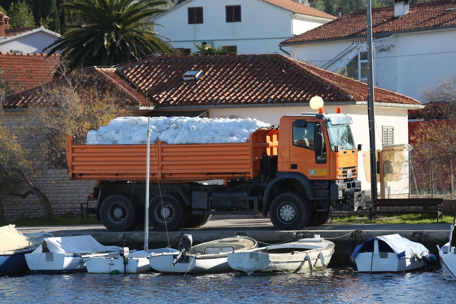 Kamioni puni snijega iz Like stigli u Veli Iž za skijašku utrku “Iška kraljica” Kamioni puni snijega iz Like stigli u Veli Iž za skijašku utrku “Iška kraljica”