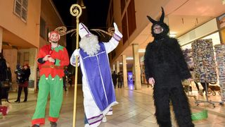 Sv. Nikola s Krampusom i Vilenjakom zabavljao djecu od Kampo Kaštela do Trga Petra Zoranića Sv. Nikola s Krampusom i Vilenjakom zabavljao djecu od Kampo Kaštela do Trga Petra Zoranića