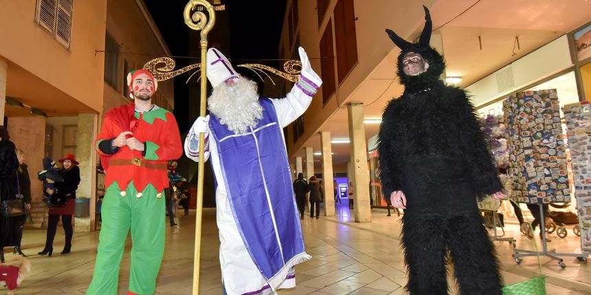 Sv. Nikola s Krampusom i Vilenjakom zabavljao djecu od Kampo Kaštela do Trga Petra Zoranića Sv. Nikola s Krampusom i Vilenjakom zabavljao djecu od Kampo Kaštela do Trga Petra Zoranića