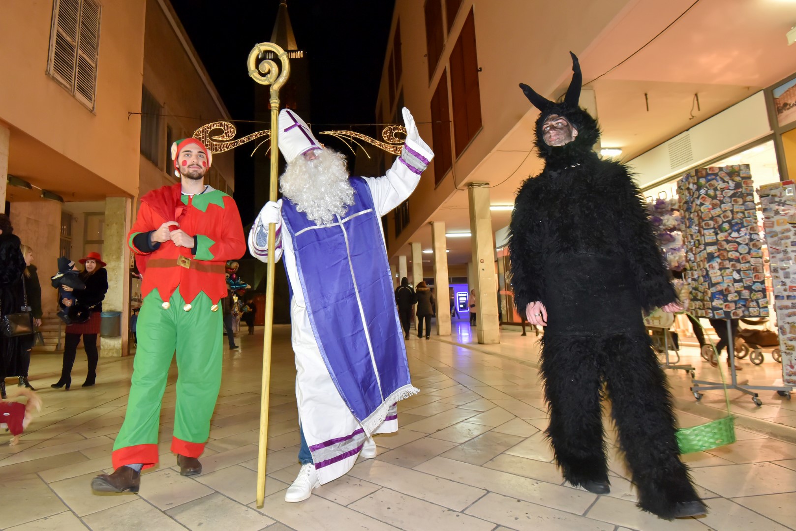 Sv. Nikola s Krampusom i Vilenjakom zabavljao djecu od Kampo Kaštela do Trga Petra Zoranića Sv. Nikola s Krampusom i Vilenjakom zabavljao djecu od Kampo Kaštela do Trga Petra Zoranića