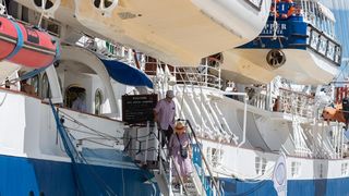 Velicanstveni jedrenjak Royal Clipper na Pozdravu suncu Velicanstveni jedrenjak Royal Clipper na Pozdravu suncu