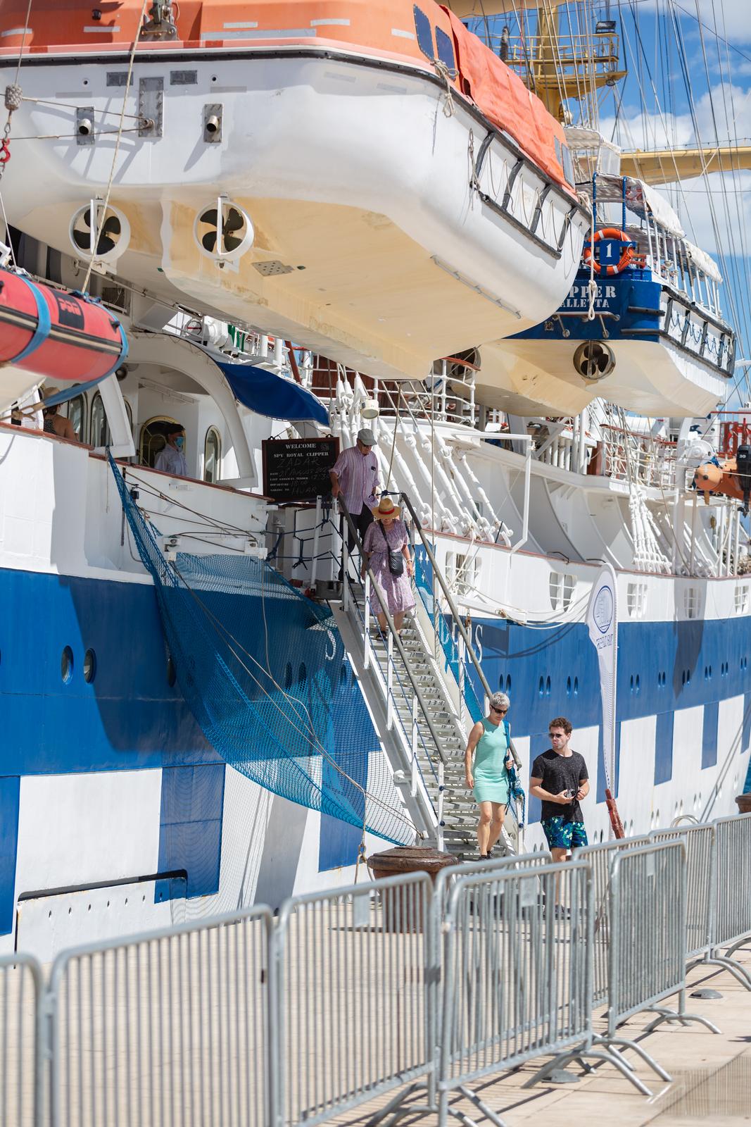 Velicanstveni jedrenjak Royal Clipper na Pozdravu suncu Velicanstveni jedrenjak Royal Clipper na Pozdravu suncu