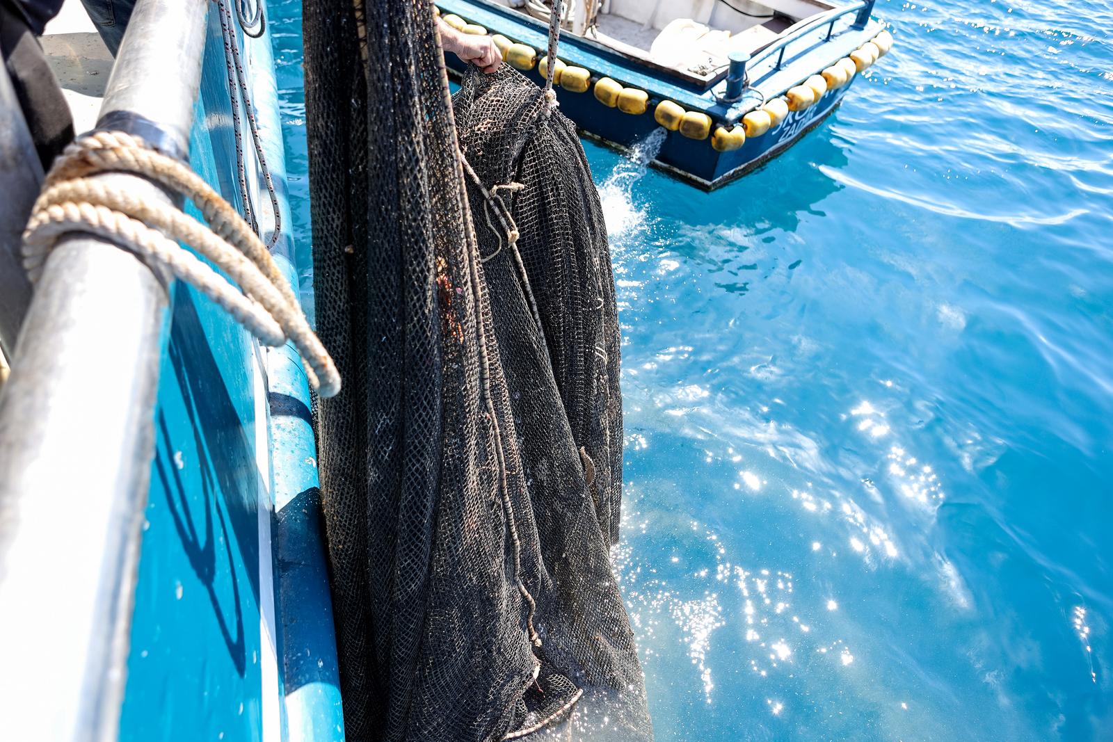 Ekološka manifestacija “Uz more, za more: zelena misija za održivu budućnost Hrvatske” održala se danas na plivarici Škoda koja je jutros u 11 sati isplovila iz zadarske luke Gaženica prema Ugljanu gdje će se provela akcija izvlačenja odbačenih ribarskih Ekološka manifestacija “Uz more, za more: zelena misija za održivu budućnost Hrvatske” održala se danas na plivarici Škoda koja je jutros u 11 sati isplovila iz zadarske luke Gaženica prema Ugljanu gdje će se provela akcija izvlačenja odbačenih ribarskih