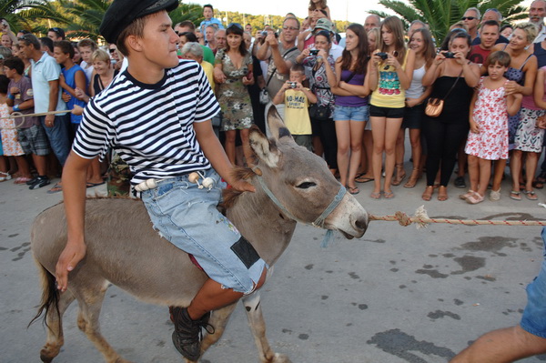 Zadar, 050809.
Danas je na otoku Ugljanu u mjesto Kukljica slavljena Gospa od Sniga. Festa u Kukljici vec tradicionalno prvlaci veliki broj ljudi, a uz ples tamosnje folklorne skupine odrzana je i utrka tovara.
Foto: Andrija lucic / CROPIX Zadar, 050809.
Danas je na otoku Ugljanu u mjesto Kukljica slavljena Gospa od Sniga. Festa u Kukljici vec tradicionalno prvlaci veliki broj ljudi, a uz ples tamosnje folklorne skupine odrzana je i utrka tovara.
Foto: Andrija lucic / CROPIX