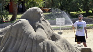 Lopar, 150612.
Nakon tri dana zavrsen je Prvi festival skulpture u pijesku
Najpjescanija plaza u Loparu, Rajska plaza ugostila je umjetnike i studente likovne akademije iz Zagreba na prvom festivalu skulpture u pijesku. Ukupno je izradjeno sedam skulptur Lopar, 150612.
Nakon tri dana zavrsen je Prvi festival skulpture u pijesku
Najpjescanija plaza u Loparu, Rajska plaza ugostila je umjetnike i studente likovne akademije iz Zagreba na prvom festivalu skulpture u pijesku. Ukupno je izradjeno sedam skulptur