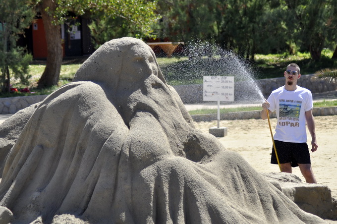 Lopar, 150612.
Nakon tri dana zavrsen je Prvi festival skulpture u pijesku
Najpjescanija plaza u Loparu, Rajska plaza ugostila je umjetnike i studente likovne akademije iz Zagreba na prvom festivalu skulpture u pijesku. Ukupno je izradjeno sedam skulptur Lopar, 150612.
Nakon tri dana zavrsen je Prvi festival skulpture u pijesku
Najpjescanija plaza u Loparu, Rajska plaza ugostila je umjetnike i studente likovne akademije iz Zagreba na prvom festivalu skulpture u pijesku. Ukupno je izradjeno sedam skulptur