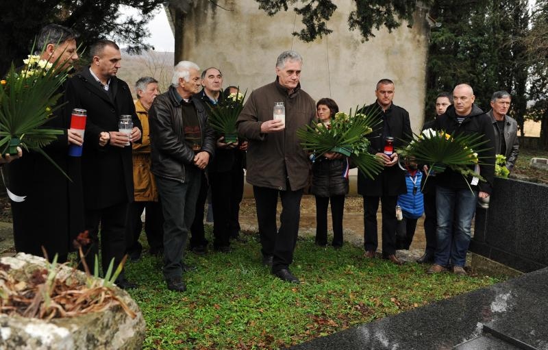 Ervenik: Na obiteljskoj grobnici obilježena 23. obljetnica stradanja obitelji Čengić, foto: Hrvoje Jelavić/PIXSELL