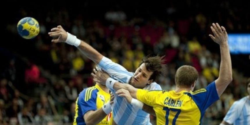 Gonzalo Carou, centre, of Argentina scores during the men’s World Handball Championships group D match between Sweden and Argentina // AP Photo Gonzalo Carou, centre, of Argentina scores during the men’s World Handball Championships group D match between Sweden and Argentina // AP Photo