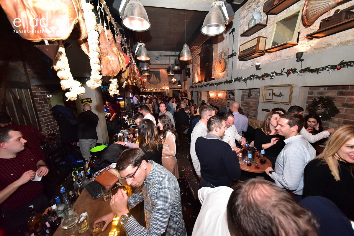 Tisuće Zadrana uživalo na krcatom Narodnom trgu i Tgu Petra Zoranića uz Tomislava Bralića i klapu Intrade Tisuće Zadrana uživalo na krcatom Narodnom trgu i Tgu Petra Zoranića uz Tomislava Bralića i klapu Intrade