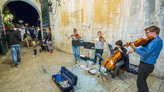 I zadnjeg dana rujna, Stradun i stara gradska jezgra Dubrovnika još uvijek je prepuna turista koji uživaju u znamenitostima starog groda. Foto: Grgo Jelavić/PIXSELL I zadnjeg dana rujna, Stradun i stara gradska jezgra Dubrovnika još uvijek je prepuna turista koji uživaju u znamenitostima starog groda. Foto: Grgo Jelavić/PIXSELL