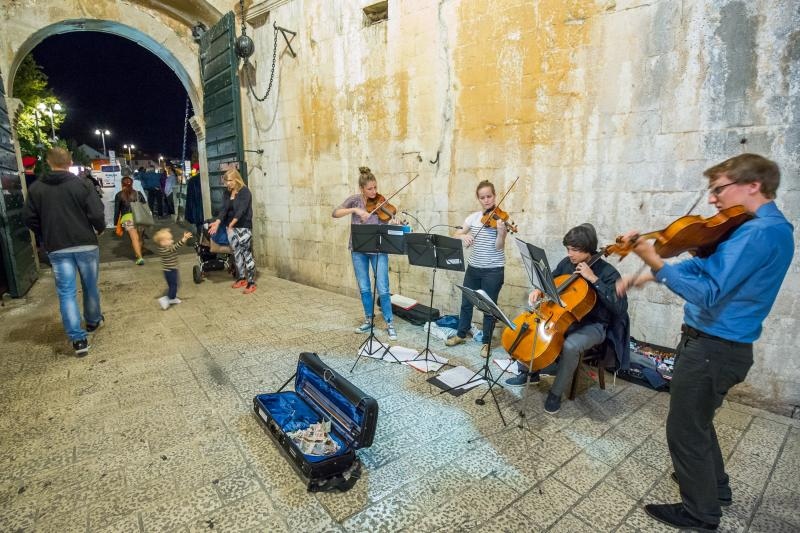 I zadnjeg dana rujna, Stradun i stara gradska jezgra Dubrovnika još uvijek je prepuna turista koji uživaju u znamenitostima starog groda. Foto: Grgo Jelavić/PIXSELL I zadnjeg dana rujna, Stradun i stara gradska jezgra Dubrovnika još uvijek je prepuna turista koji uživaju u znamenitostima starog groda. Foto: Grgo Jelavić/PIXSELL