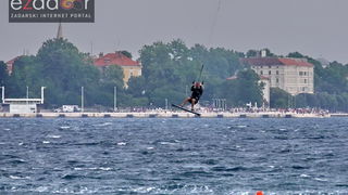 Guštanje surfera u jakom jugu Guštanje surfera u jakom jugu