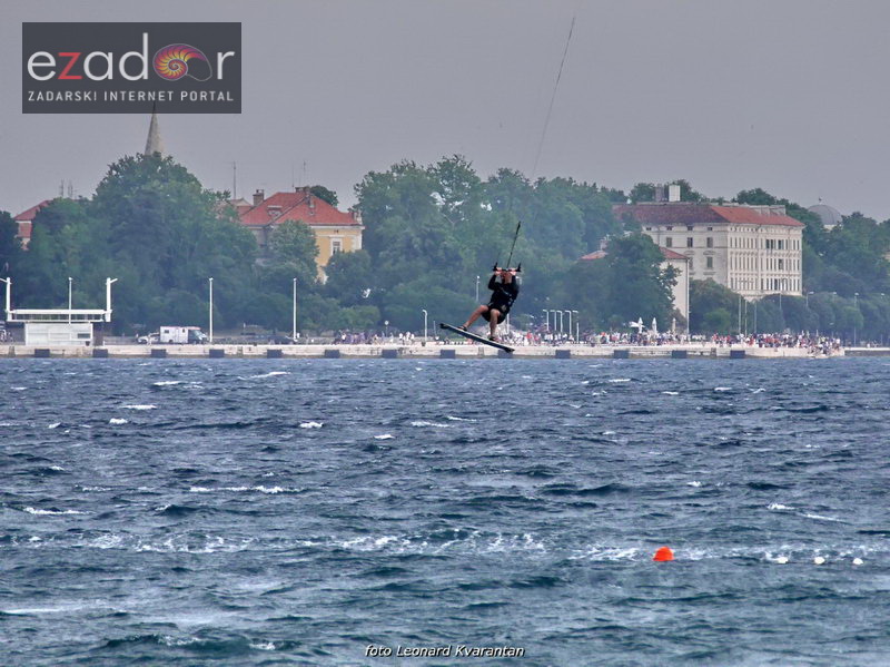Guštanje surfera u jakom jugu Guštanje surfera u jakom jugu