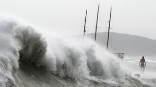Zadar, 260812
Olujno nevrijeme sa jakim zapadnim vjetrom zahvatilo je u ranim popodnevnim satima zadarsko podrucje na radost brojnih turista i Zadrana koji su uzivali u prekrasnim prizorima, ali isto tako i na nesrecu mnogih nauticara kojima je ovakva olu