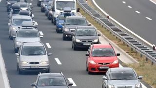 Zbog orkanske bure promet autocestom A1 odvija se otežano. Photo: Dino Stanin/PIXSELL