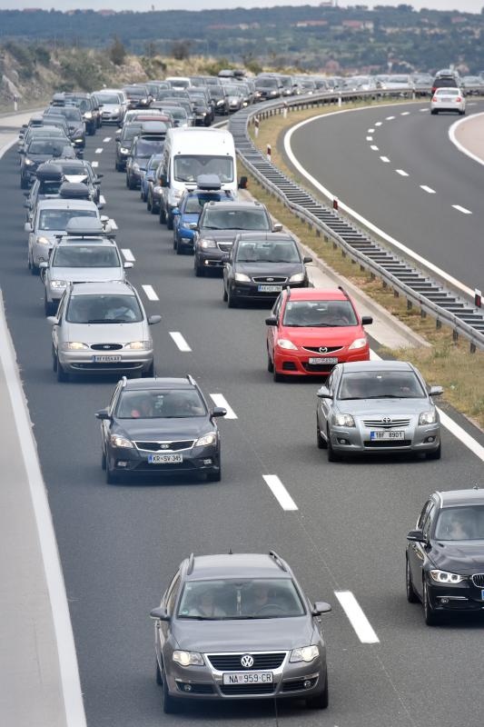 Zbog orkanske bure promet autocestom A1 odvija se otežano. Photo: Dino Stanin/PIXSELL