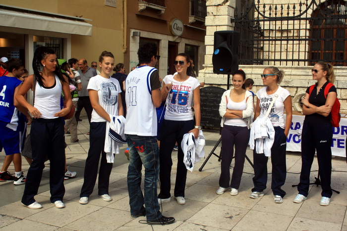 Narodni trg: Predstavljene košarakašice i košarkaši Zadra. foto: Mladen Malik