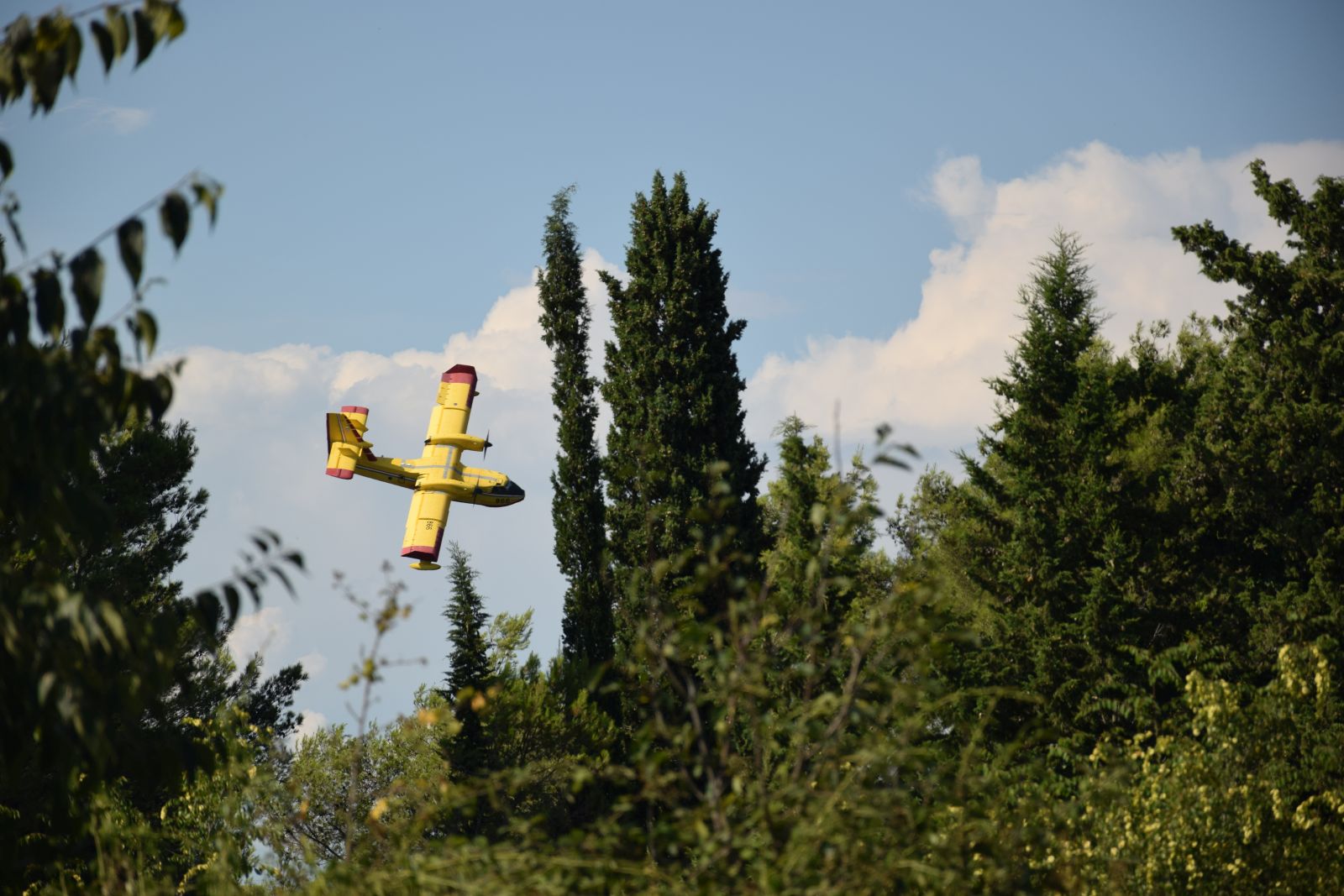 Zračne i kopnene snage gase požar kod Kožina Zračne i kopnene snage gase požar kod Kožina