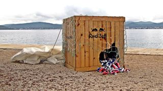 Kutija prepuna Red Bull edicija spustila se ispred faksa