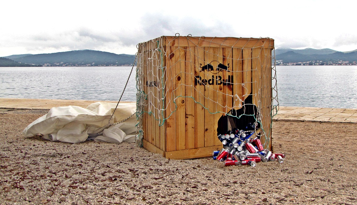 Kutija prepuna Red Bull edicija spustila se ispred faksa