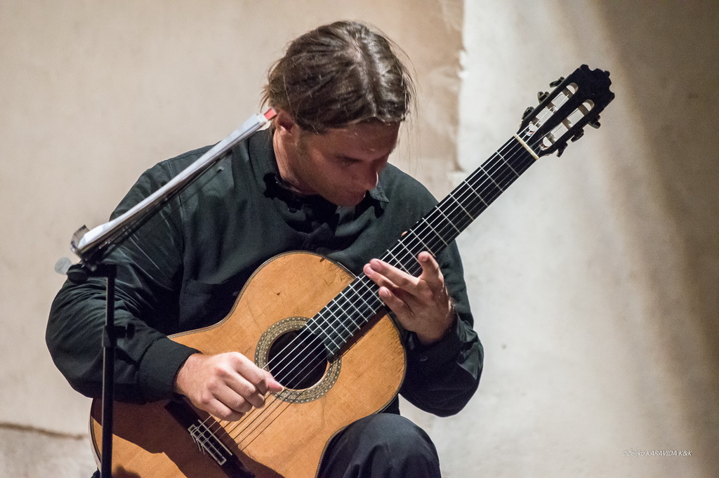 Violinist Martin Draušnik i gitarist Krešimir Bedek u Sv. Donatu izveli program “Paganini i gitara” Violinist Martin Draušnik i gitarist Krešimir Bedek u Sv. Donatu izveli program “Paganini i gitara”