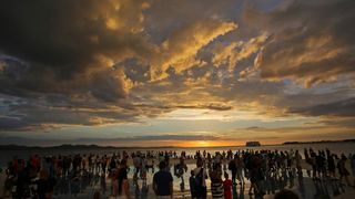 Zadrani i njihovi gosti jučer su mogli svjedociti nevjerojatnom zalasku sunca,
Photo: Filip Brala/PIXSELL Zadrani i njihovi gosti jučer su mogli svjedociti nevjerojatnom zalasku sunca,
Photo: Filip Brala/PIXSELL