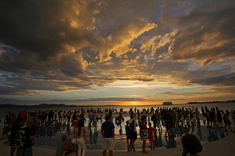 Zadrani i njihovi gosti jučer su mogli svjedociti nevjerojatnom zalasku sunca,
Photo: Filip Brala/PIXSELL Zadrani i njihovi gosti jučer su mogli svjedociti nevjerojatnom zalasku sunca,
Photo: Filip Brala/PIXSELL