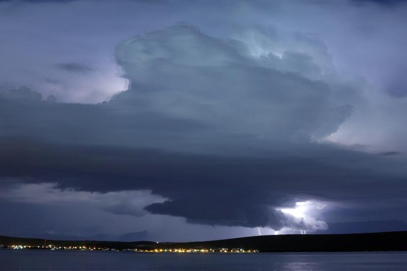 Zadarsko područje tijekom noći pogodilo je jako grmljavinsko nevrijeme, koje jse kasnije nastavilo obilno kišom u jutarnjim satima. Photo: Borna Filić/PIXSELL Zadarsko područje tijekom noći pogodilo je jako grmljavinsko nevrijeme, koje jse kasnije nastavilo obilno kišom u jutarnjim satima. Photo: Borna Filić/PIXSELL