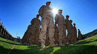 Knin, 050811.
Podizanjem zastave na Kninskoj tvrdjavi i postrojavanjem vojnih snaga na nogometnom igralistu obiljezena je 16. obljetnica VRO Oluja, Dan pobjede i domovinske zahvalnosti i Dan hrvatskih branitelja.
Na fotografiji: Detalj sa smotre na stadio Knin, 050811.
Podizanjem zastave na Kninskoj tvrdjavi i postrojavanjem vojnih snaga na nogometnom igralistu obiljezena je 16. obljetnica VRO Oluja, Dan pobjede i domovinske zahvalnosti i Dan hrvatskih branitelja.
Na fotografiji: Detalj sa smotre na stadio
