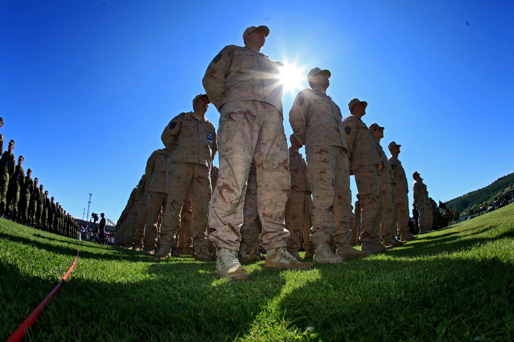 Knin, 050811.
Podizanjem zastave na Kninskoj tvrdjavi i postrojavanjem vojnih snaga na nogometnom igralistu obiljezena je 16. obljetnica VRO Oluja, Dan pobjede i domovinske zahvalnosti i Dan hrvatskih branitelja.
Na fotografiji: Detalj sa smotre na stadio Knin, 050811.
Podizanjem zastave na Kninskoj tvrdjavi i postrojavanjem vojnih snaga na nogometnom igralistu obiljezena je 16. obljetnica VRO Oluja, Dan pobjede i domovinske zahvalnosti i Dan hrvatskih branitelja.
Na fotografiji: Detalj sa smotre na stadio